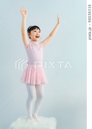 バンザイするバレリーナの女の子　バレエスタジオ 98036316