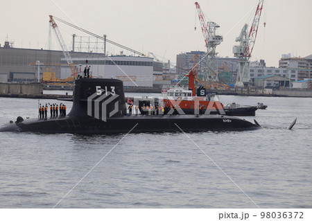 見送りを受ける海上自衛隊の潜水艦「たいげい」とタグボート 見送りを受ける海上自衛隊の潜水艦「たいげい」とタグボート 98036372