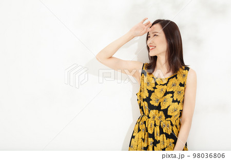 白バック　若い女性　スキンケア 98036806