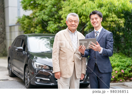 車　ビジネス　ディーラー　2人 98036851