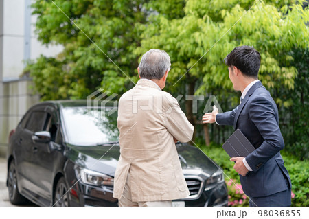 車　ビジネス　ディーラー　2人 98036855