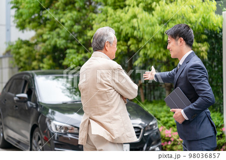 車　ビジネス　ディーラー　2人 98036857