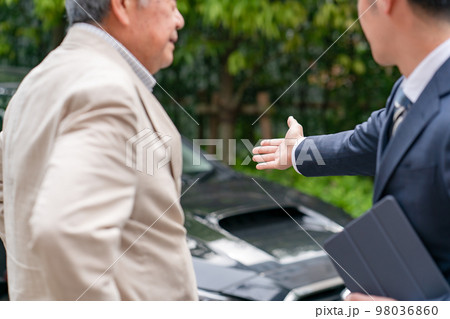 車 ビジネス ディーラー 2人 車 ビジネス ディーラー 2人 98036860