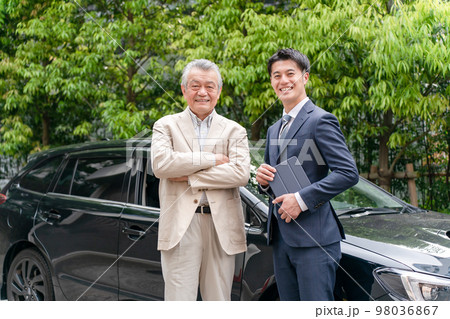 車 ビジネス ディーラー 2人 車 ビジネス ディーラー 2人 98036867