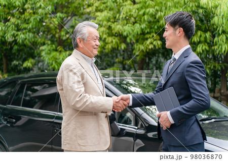 車 ビジネス ディーラー 2人 車 ビジネス ディーラー 2人 98036870