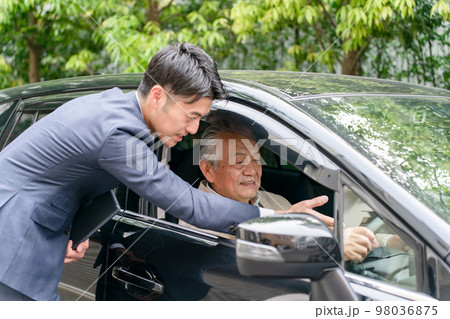 車 ビジネス ディーラー 2人 車 ビジネス ディーラー 2人 98036875