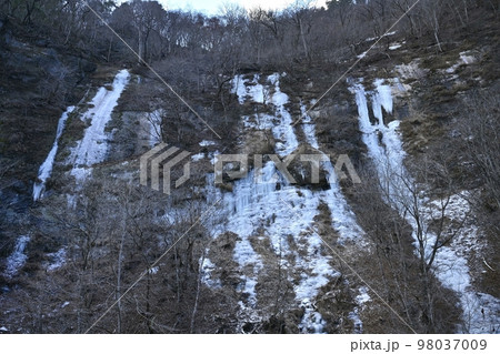 奥秩父中津川の氷壁 98037009
