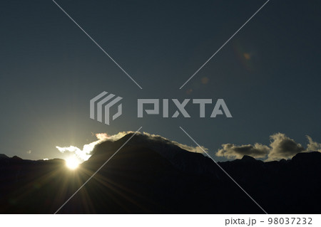 北杜市白州町、2022年大晦日、雲掛かる甲斐駒に沈む太陽 98037232