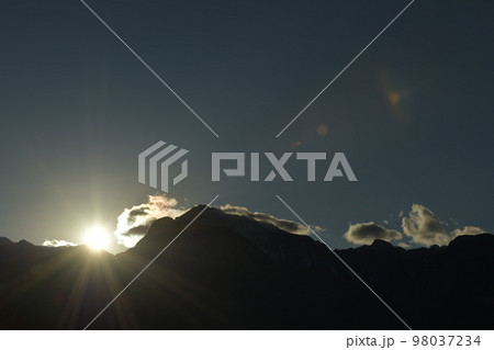 北杜市白州町、2022年大晦日、雲掛かる甲斐駒に沈む太陽 98037234