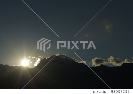 北杜市白州町、2022年大晦日、雲掛かる甲斐駒に沈む太陽 98037235