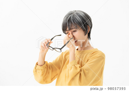 眼精疲労　女性　辛い 98037393