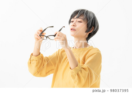 眼精疲労　女性　辛い 98037395