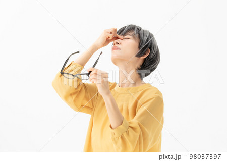 眼精疲労　女性　辛い 98037397