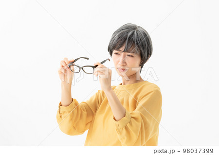 眼精疲労　女性　辛い 98037399