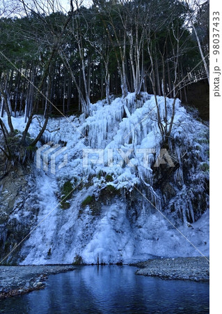 小鹿野町久月の氷柱群 98037433