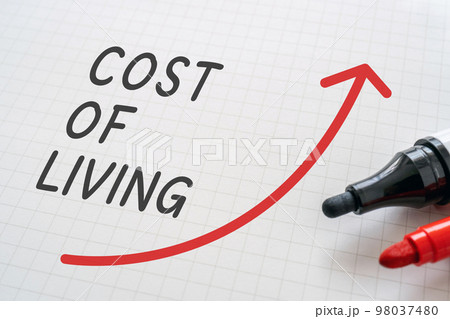 COST OF LIVINGと書かれたノートとマーカー COST OF LIVINGと書かれたノートとマーカー 98037480
