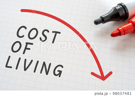 COST OF LIVINGと書かれたノートとマーカー COST OF LIVINGと書かれたノートとマーカー 98037481