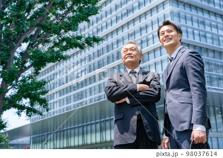 ビジネスマン　2人　ビル　 98037614