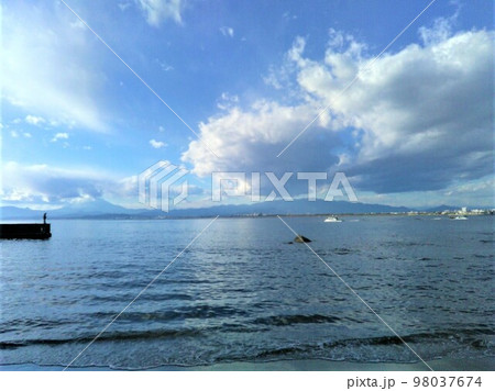 江の島の海岸から見た風景　2023年1月 98037674