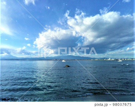 江の島の海岸から見た風景　2023年1月 98037675