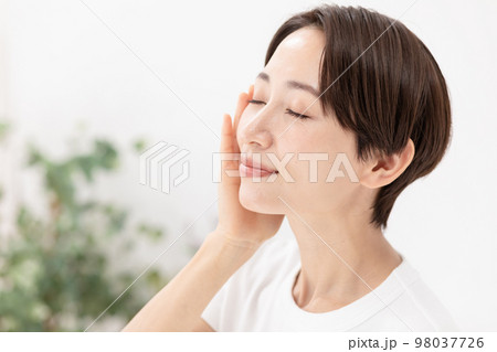 スキンケア　女性 98037726