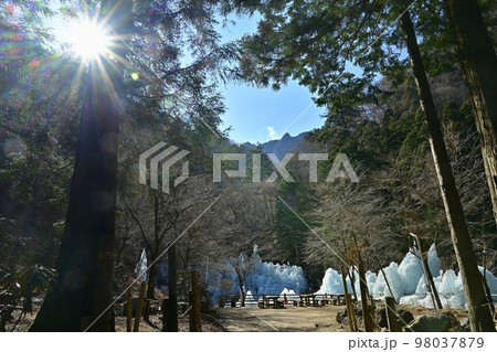 小鹿野町尾ノ内渓谷の尾ノ内百景氷柱と遊歩道に両神山 98037879