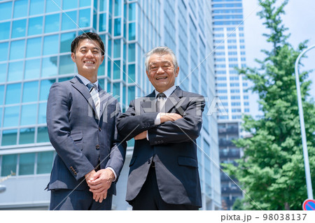 ビジネスマン　2人　屋外　ビル 98038137