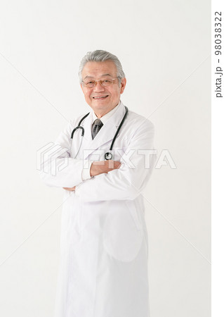 医療　シニア　白衣　ドクター 98038322