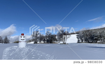 スキー場の雪だるま 98038330