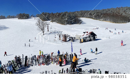 青空のスキー場ゲレンデ 菅平高原スキー場 リフト券乗り場 青空のスキー場ゲレンデ 菅平高原スキー場 リフト券乗り場 98038351