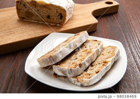 ドイツのフルーツケーキ、シュトーレン 98038469