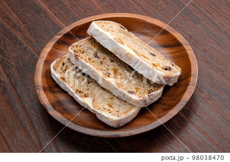 ドイツのフルーツケーキ、シュトーレン 98038470