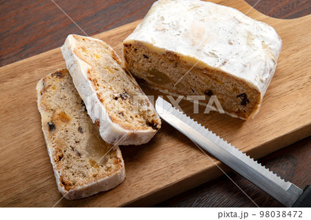 ドイツのフルーツケーキ、シュトーレン 98038472