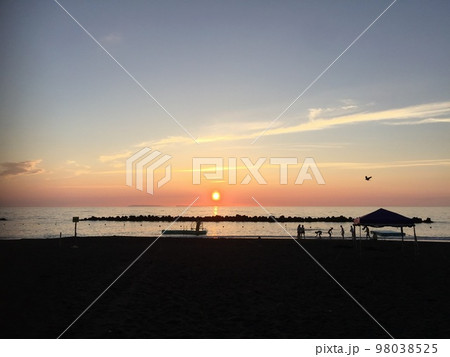 北海道羽幌町はぼろサンセットビーチの夕暮れ 98038525