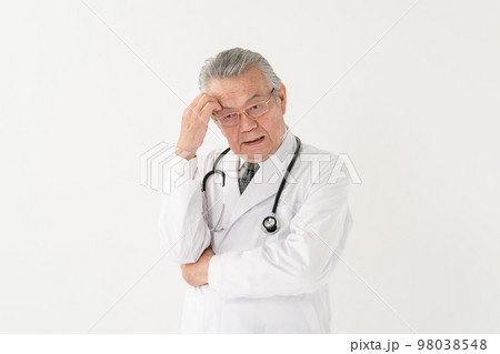 悩むドクター　医療　シニア 98038548