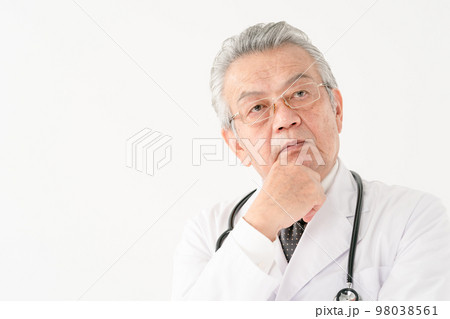 悩むドクター 医療 シニア 悩むドクター 医療 シニア 98038561
