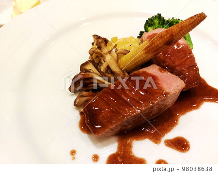 コース料理のメインディッシュの豚肉 コース料理のメインディッシュの豚肉 98038638