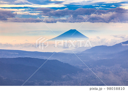 【長野県・諏訪】富士山と諏訪湖の見える夏の高ポッチ高原 夏 8月 【長野県・諏訪】富士山と諏訪湖の見える夏の高ポッチ高原 夏 8月 98038810
