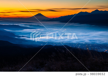 【長野県・諏訪】富士山と諏訪湖の見える高ポッチ高原 【長野県・諏訪】富士山と諏訪湖の見える高ポッチ高原 98039032