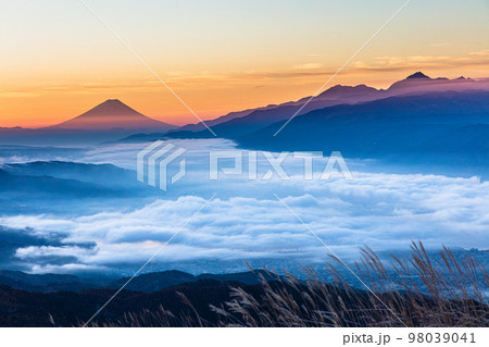【長野県･諏訪】富士山と諏訪湖の見える高ポッチ高原 98039041
