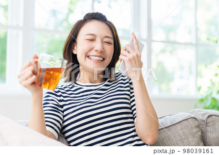 スマホを見る女性　笑顔 98039161