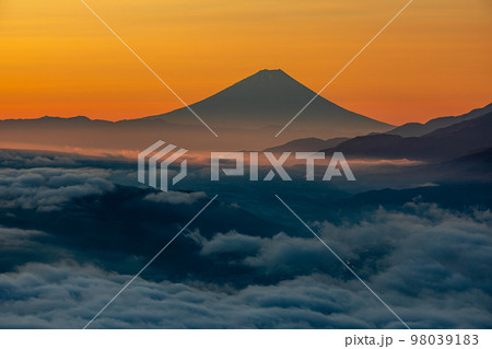 【長野県・諏訪】富士山と諏訪湖の見える高ポッチ高原 【長野県・諏訪】富士山と諏訪湖の見える高ポッチ高原 98039183