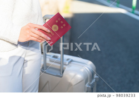 旅行をする女性　手元　パスポート 98039233