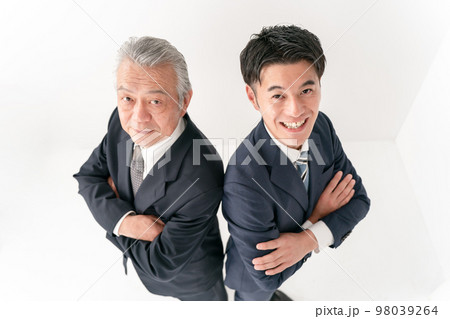 ビジナスマン 2人 俯瞰 やる気 ビジナスマン 2人 俯瞰 やる気 98039264