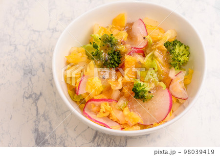 白菜と赤大根のサラダ 白菜と赤大根のサラダ 98039419