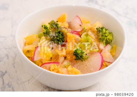 白菜と赤大根のサラダ 白菜と赤大根のサラダ 98039420
