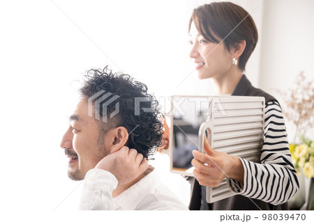 カットの仕上がりを確認する美容師さん カットの仕上がりを確認する美容師さん 98039470