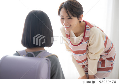 子ども見送る学童や保育士、お母さんのイメージ 98039478