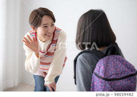 お母さんや学童や保育所のお見送りや出迎えのイメージ 98039482