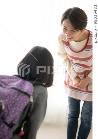 子ども見送る学童や保育士、お母さんのイメージ　挨拶 98039483